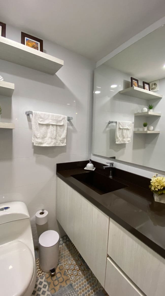 Baño-principal-apartamento-remodelado (1)